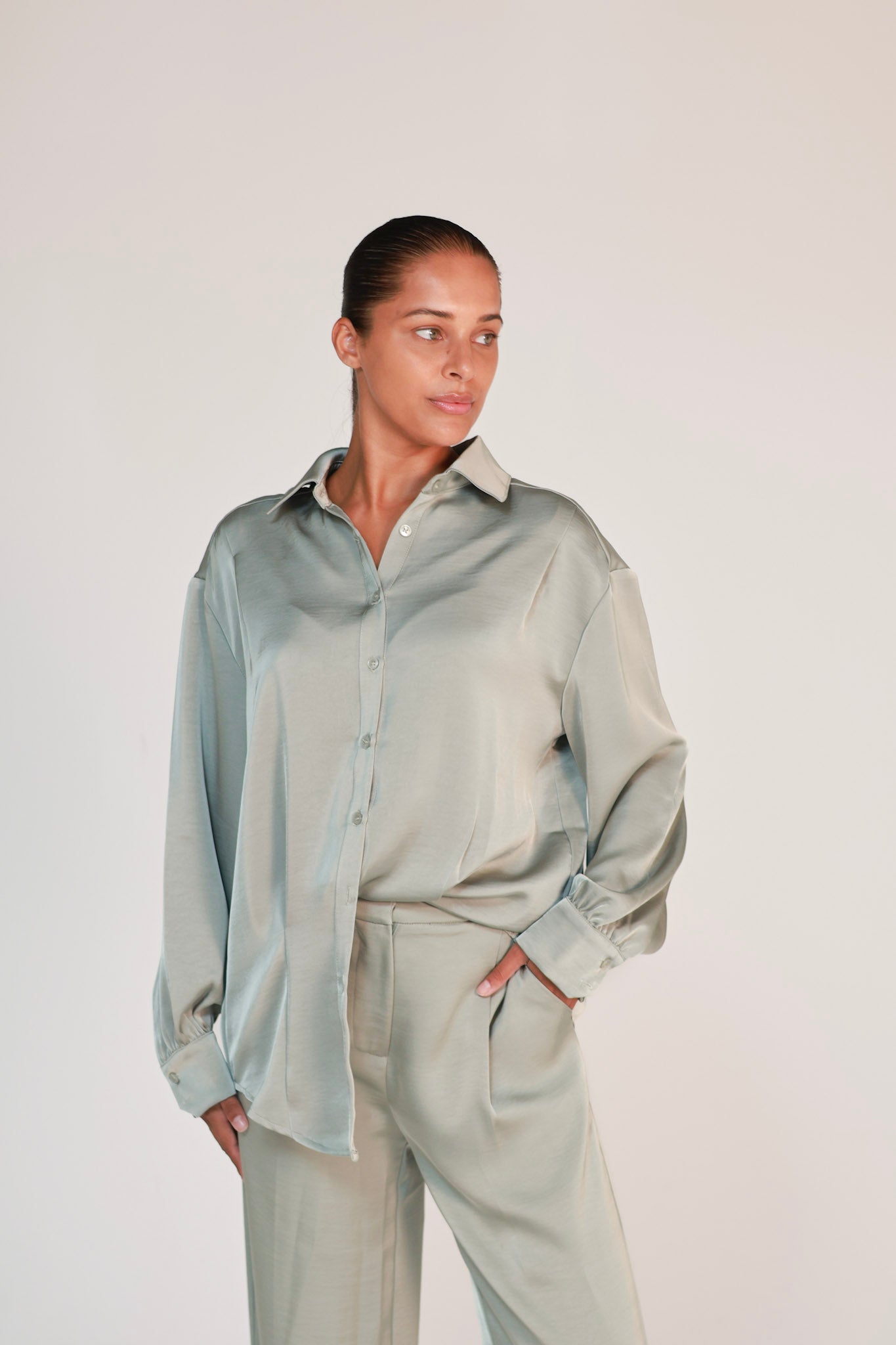 Satijnen rechte broek met overhemdblouse