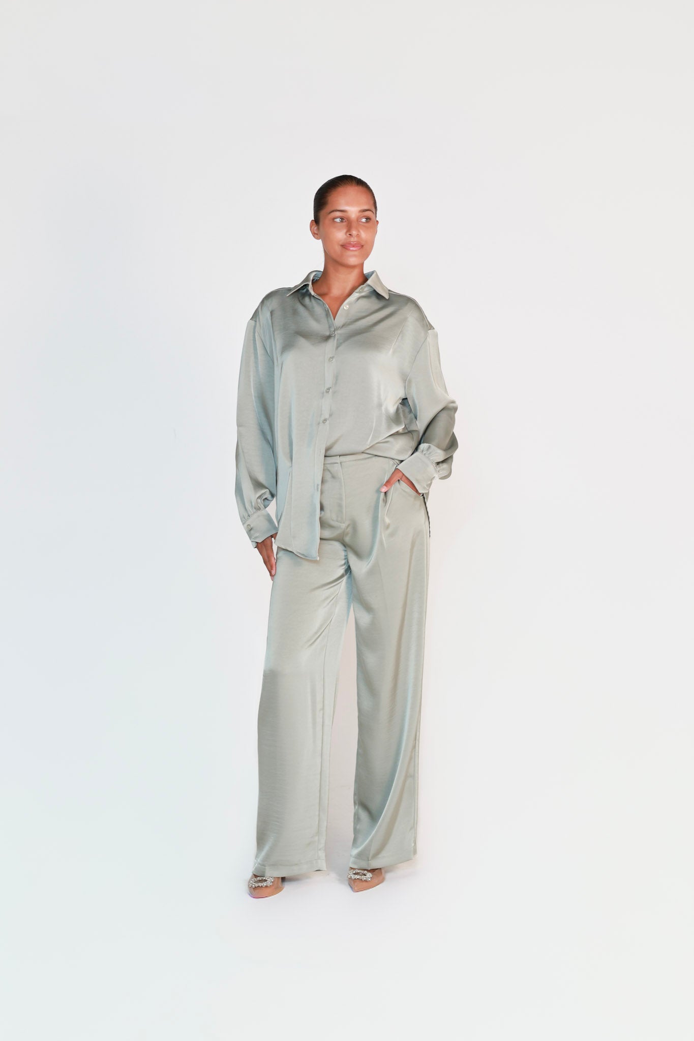 Satijnen rechte broek met overhemdblouse