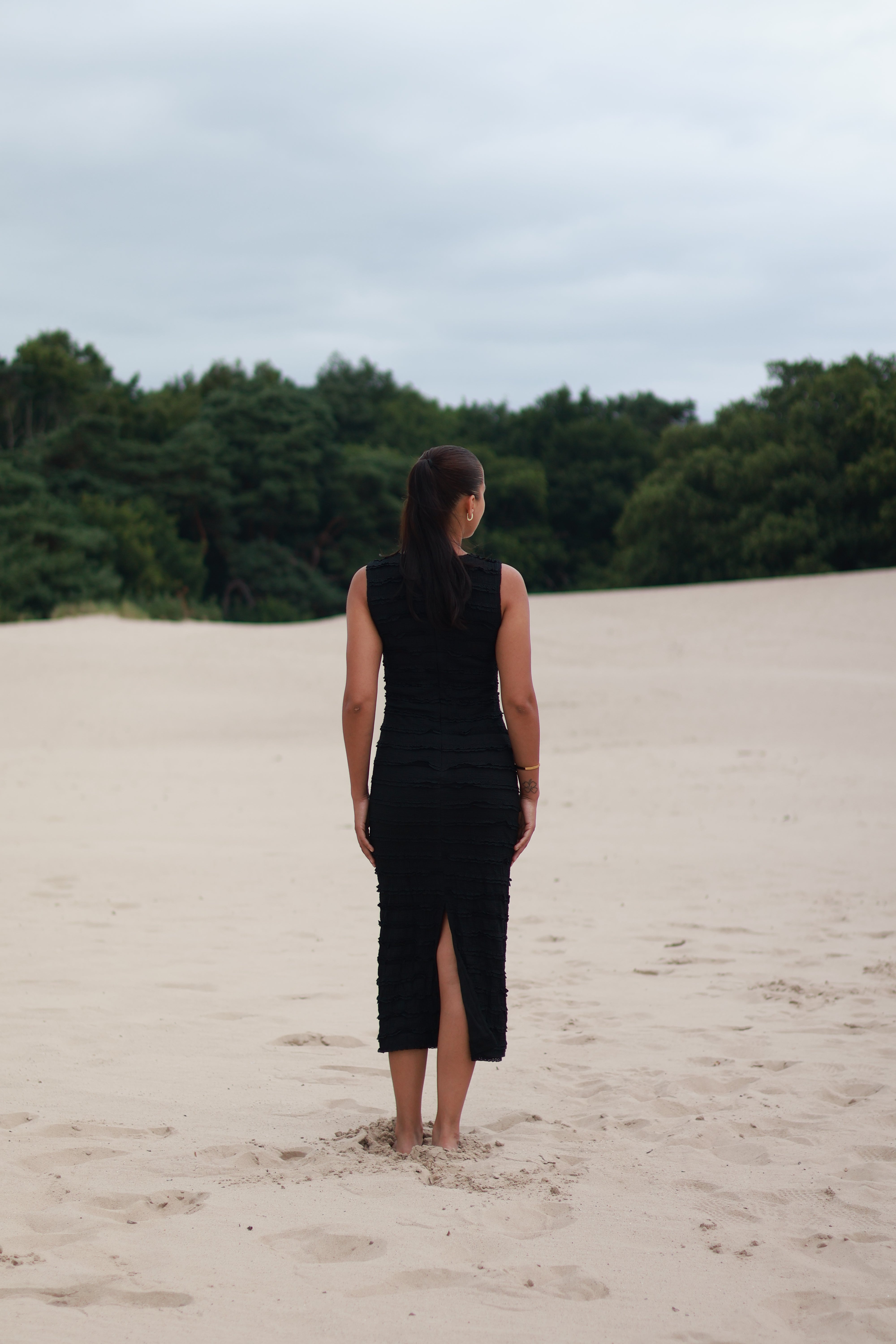 Mouwloze midi jurk met gouden knopen