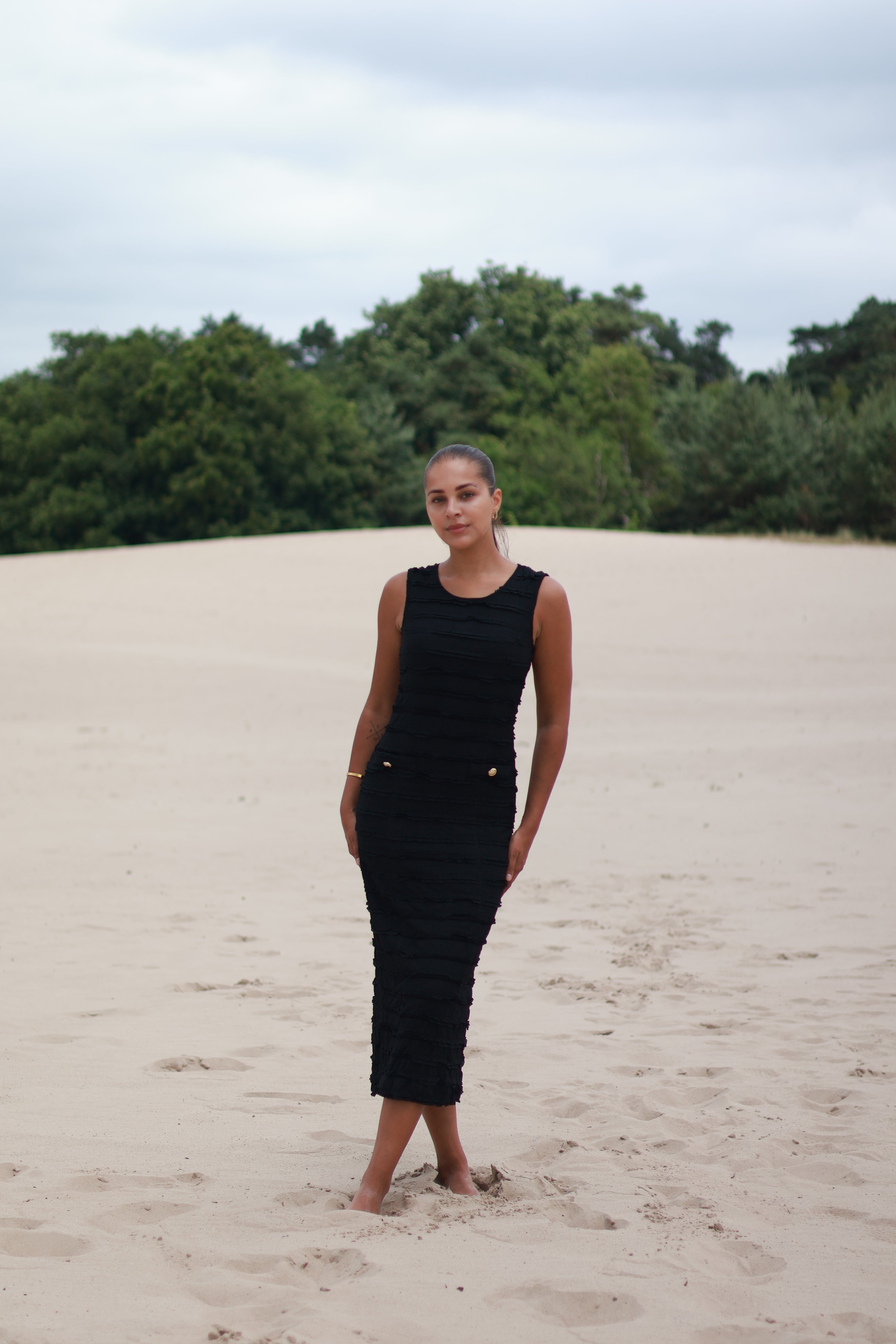 Mouwloze midi jurk met gouden knopen