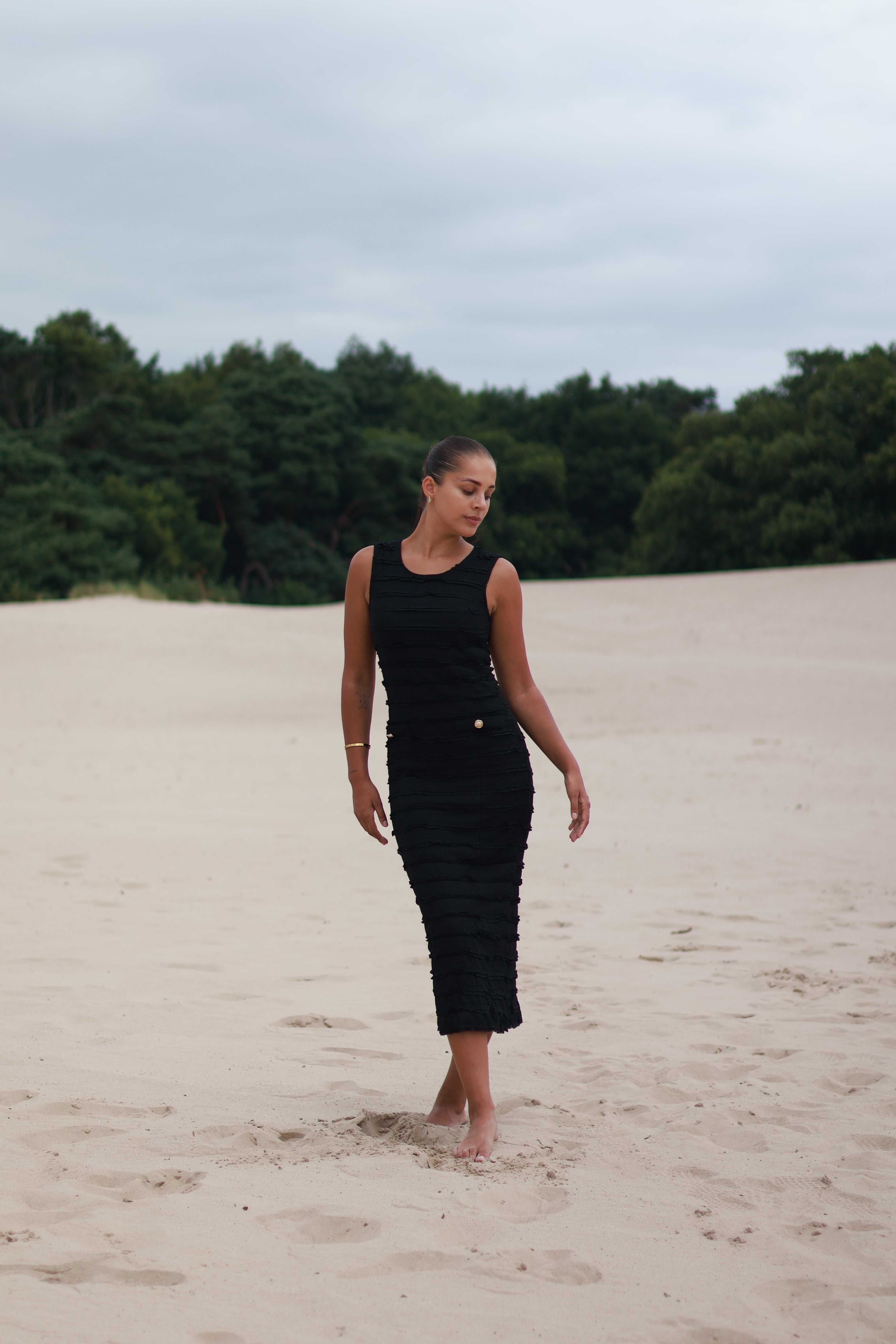 Mouwloze midi jurk met gouden knopen