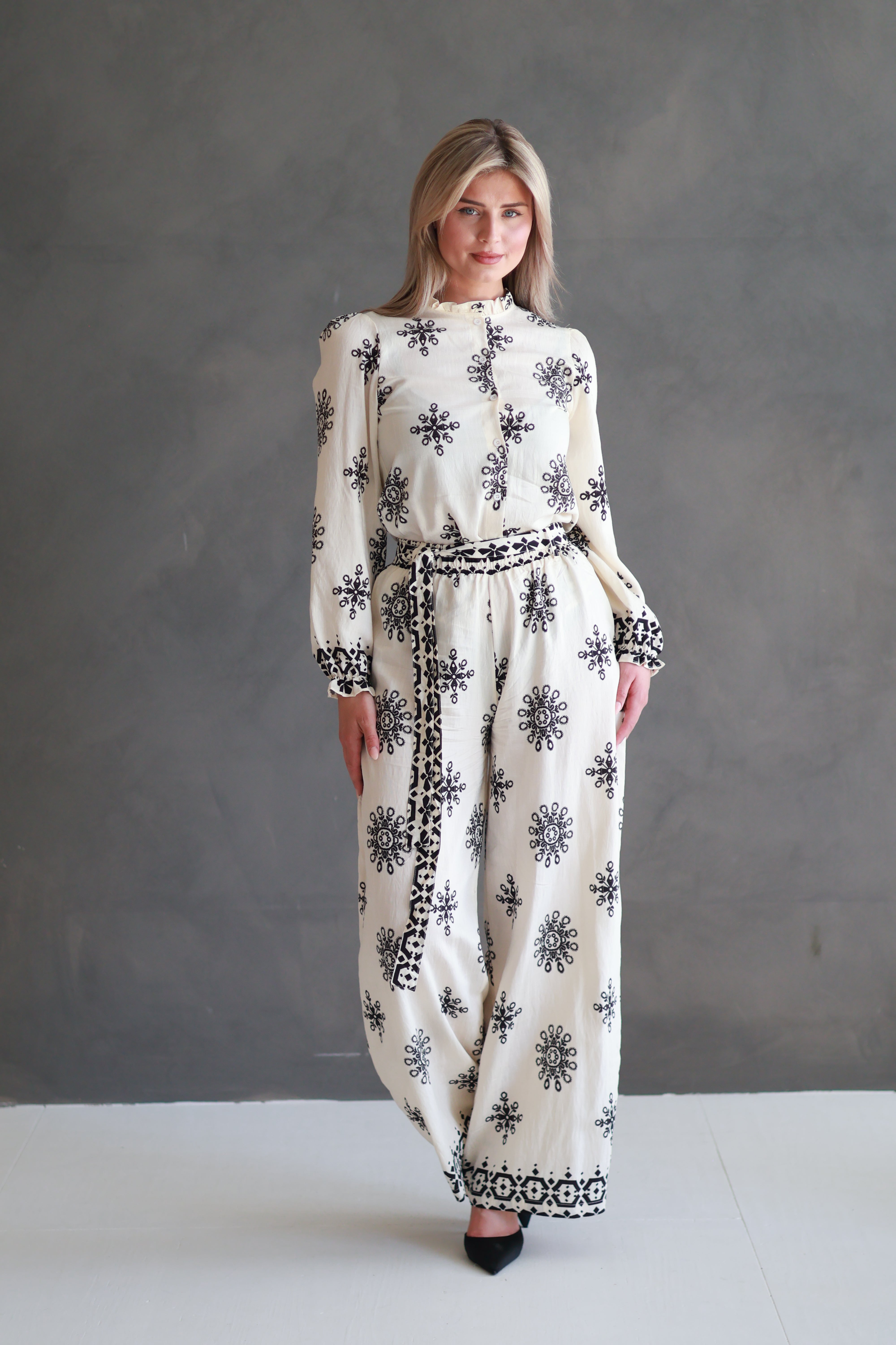 TWEEDELIGE KLASSIEKE OUTFIT