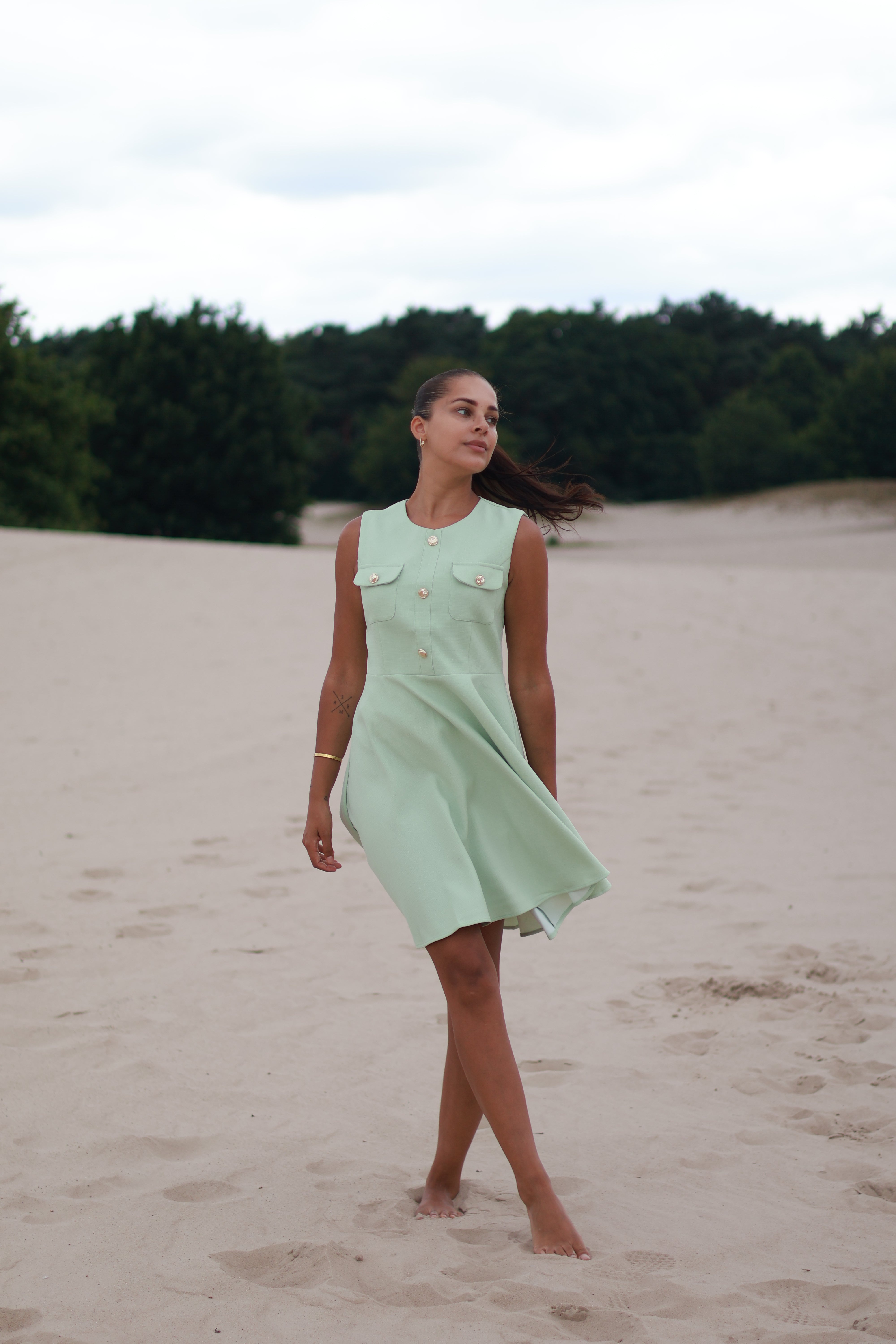 Mini jurk met gouden knoopsluiting