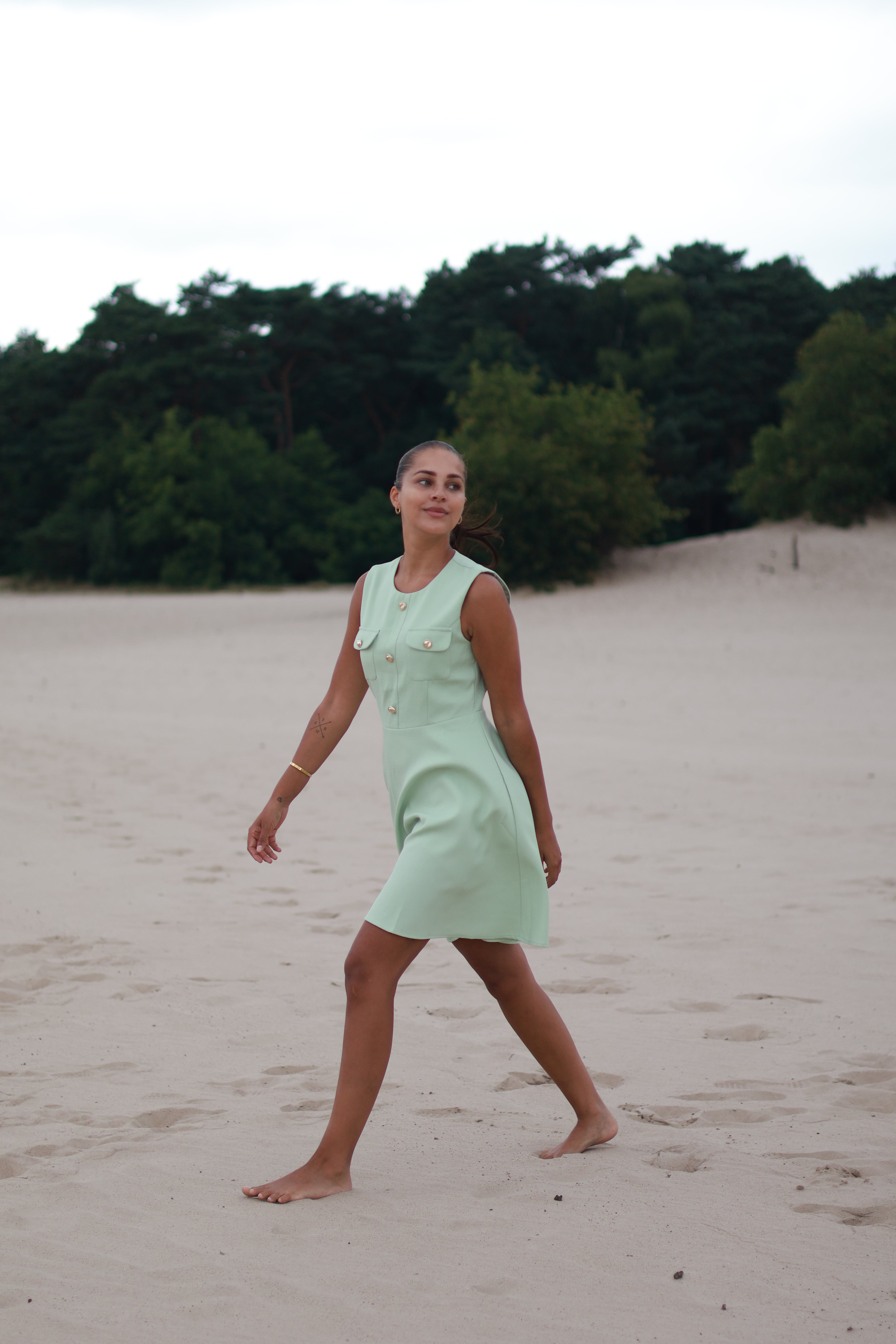 Mini jurk met gouden knoopsluiting
