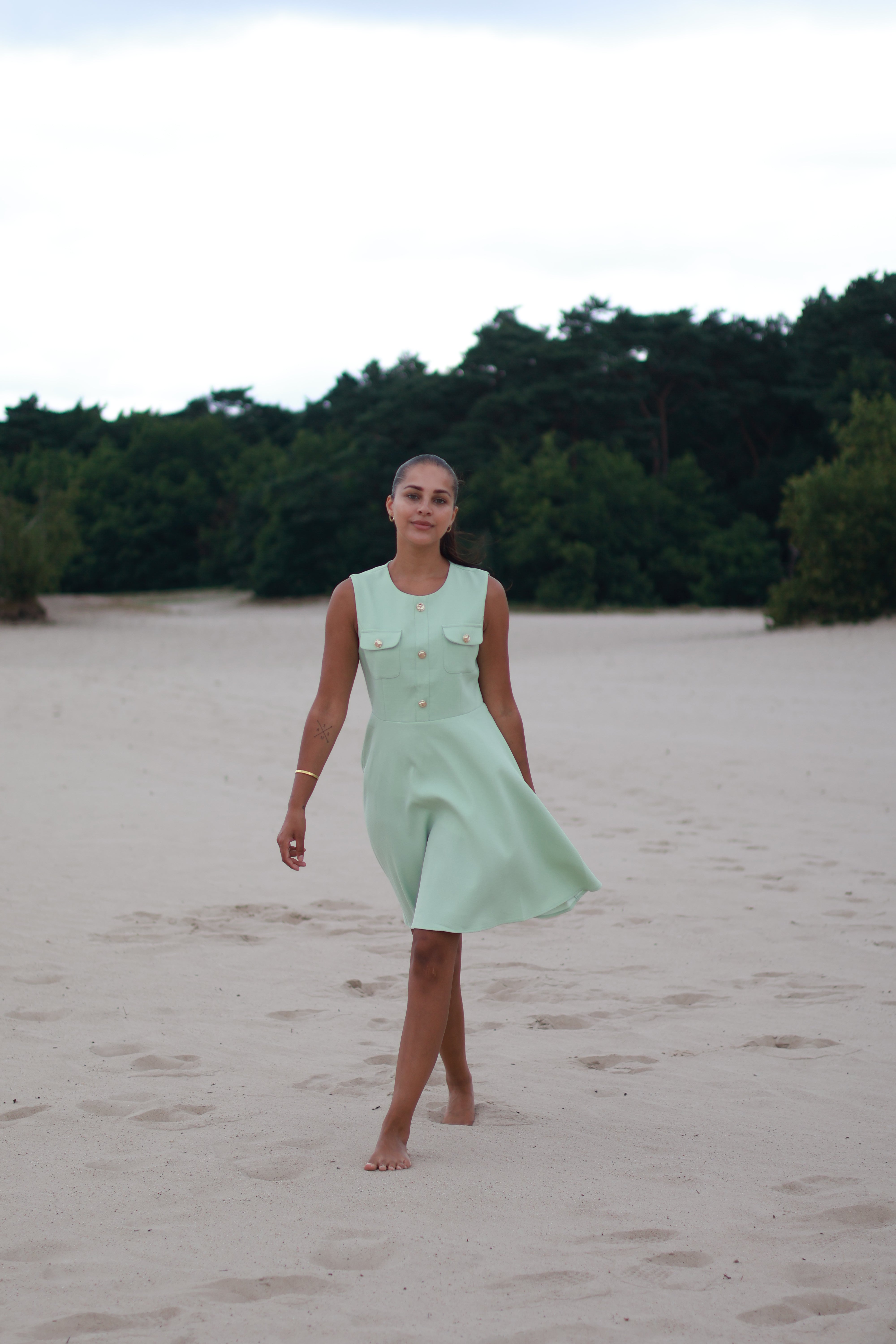 Mini jurk met gouden knoopsluiting